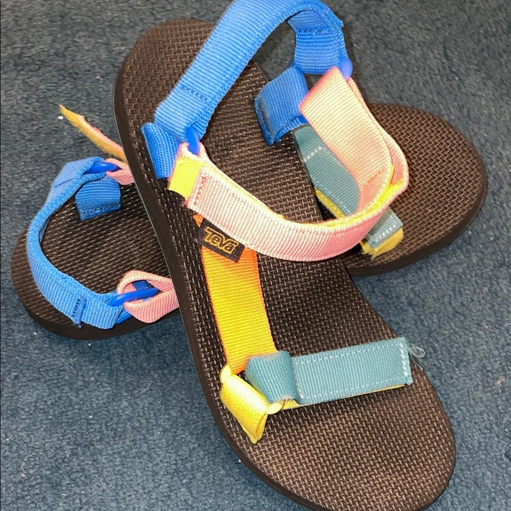 Teva Women's Sandals with Multicolor Straps - preloved in great condition - Picture 5 of 6